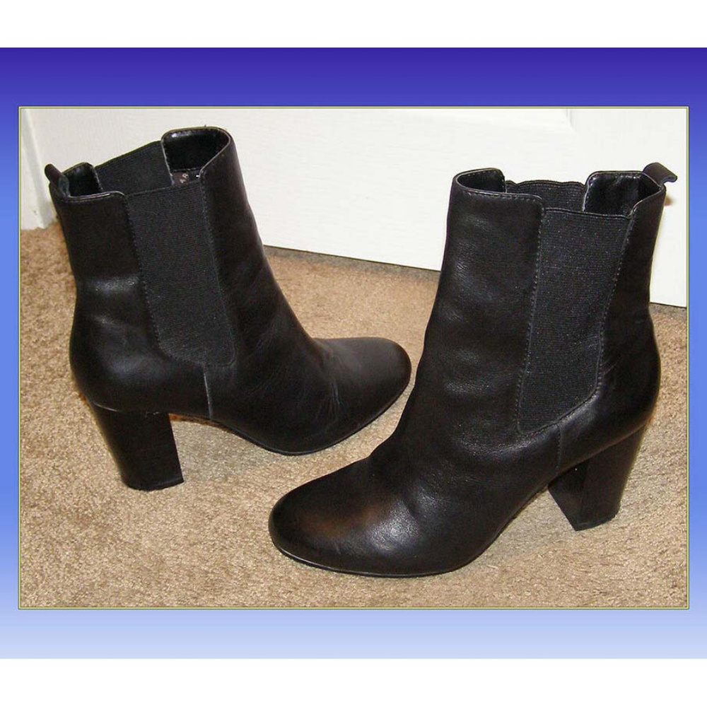 TAHARI sz 9 black leather ankle boots Pull on EUC